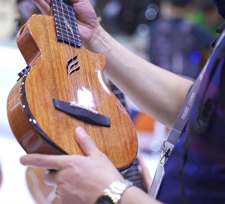 【iuke】 Enya EUT-Feather 恩雅木羽 一體成型加震26寸桃花心木全單ukulele iuke強力推薦